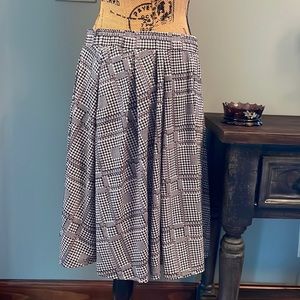 LulaRoe black and white skirt size large.